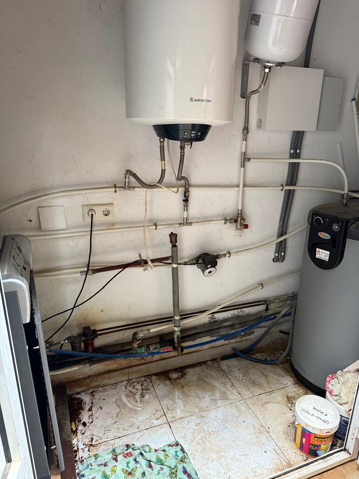 Ariston boiler with filtration system and pipe routing
