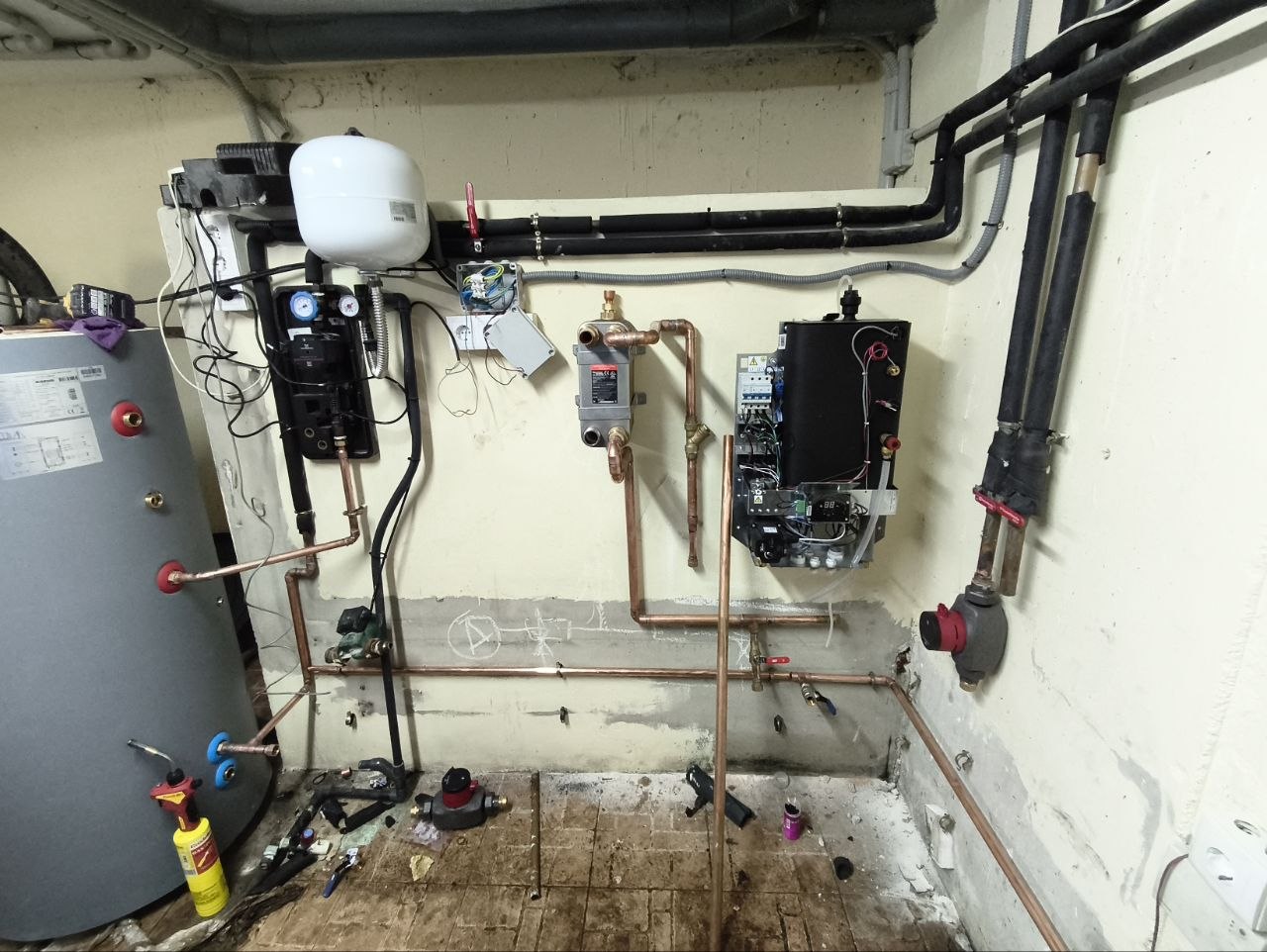 Монтаж системы водоснабжения с бойлером и насосом