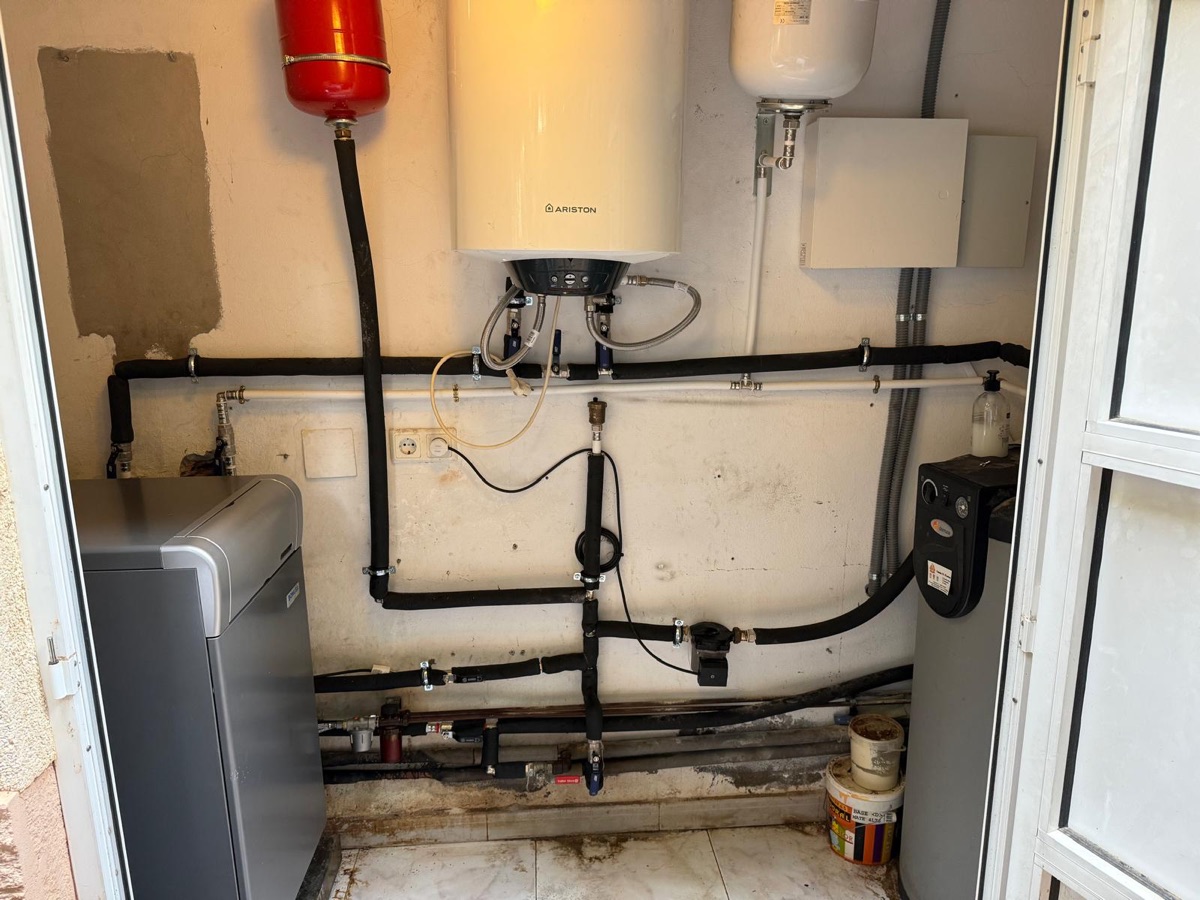 Water filtration system with expansion tank